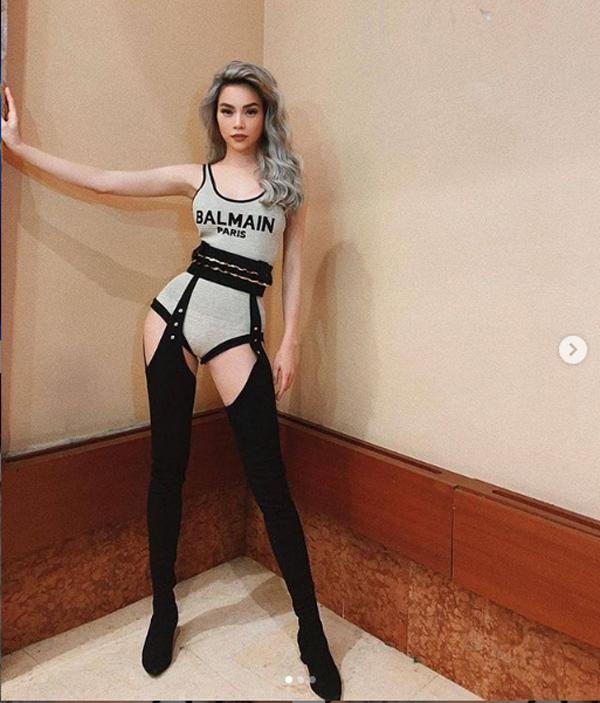 Diện đồ tắm lên sân khấu, Hồ Ngọc Hà chèn ép vòng một quá đà-2