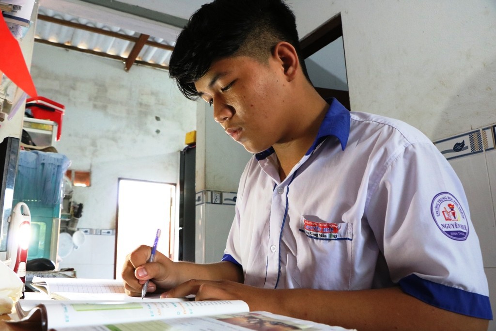 Hình ảnh tiều tụy của nam sinh bị vạ oan vụ cô giáo vào nhà nghỉ với học sinh lớp 10-9