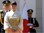 Vua và hoàng hậu Nhật Bản gây bất ngờ khi tản bộ bên ngoài cung điện ngắm hoa anh đào nở nhưng cách ông thể hiện tình cảm với bạn đời 60 năm mới khiến người ta ngưỡng mộ-8