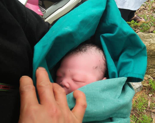 Bác sĩ phóng xe máy đến bìa rừng giúp sản phụ người Dao vượt cạn-2