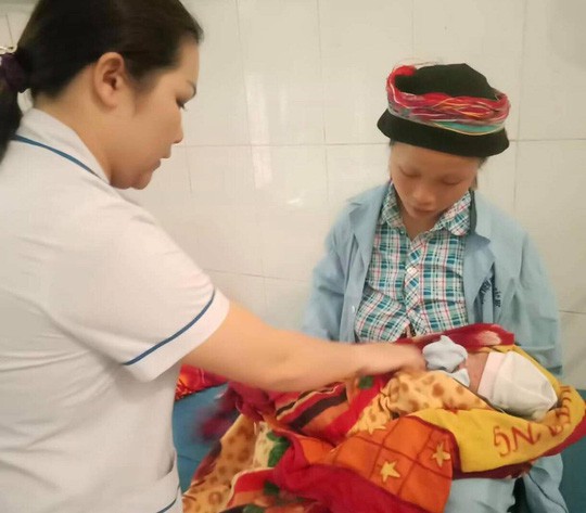 Bác sĩ phóng xe máy đến bìa rừng giúp sản phụ người Dao vượt cạn-3