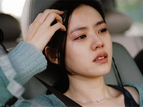 Dẫn vợ đi ăn cưới gặp người yêu cũ gãy gót giày, chồng galant tháo ngay dép cho mượn, cô vợ tức hơn vì câu nói này