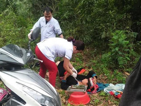 Bức ảnh người mẹ gục trên giường sinh sau khi vượt cạn nhắc nhở về điều mà hầu hết mọi người quên mất vào khoảnh khắc con nhỏ chào đời-3