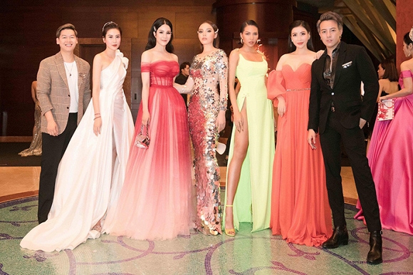 Nhìn bức ảnh Kỳ Duyên cùng Minh Triệu đọ dáng bên dàn mĩ nhân, fan phát hiện điều gì đó khá sai?-3