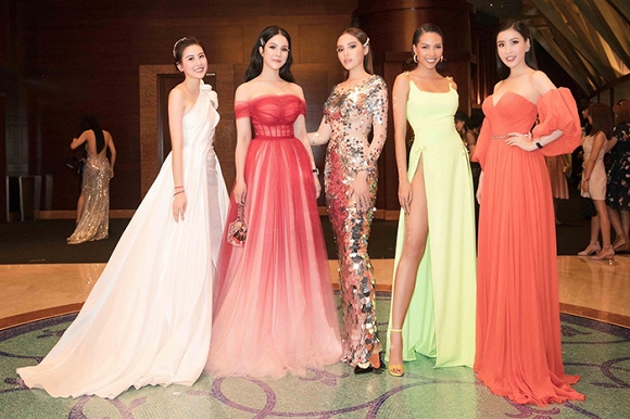 Nhìn bức ảnh Kỳ Duyên cùng Minh Triệu đọ dáng bên dàn mĩ nhân, fan phát hiện điều gì đó khá sai?-5