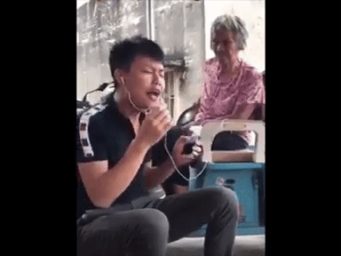 Thanh niên ăn đòn vì dám chơi 