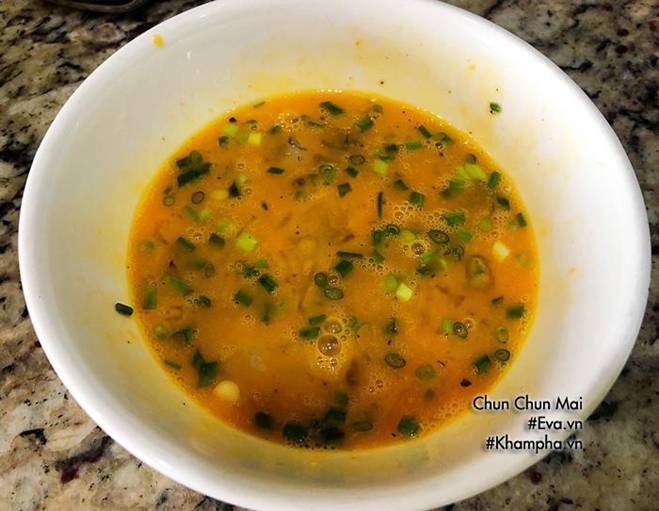 Trứng chiên tôm đơn giản, nhanh gọn mà ăn với cơm bao nhiêu cũng hết-3