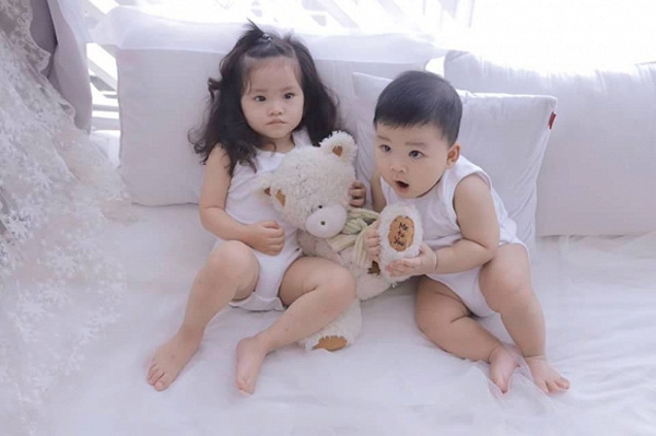 Ca sĩ Hải Băng chẳng ngại vén áo khoe bụng bầu lớn khi chụp ảnh cùng hai con-4