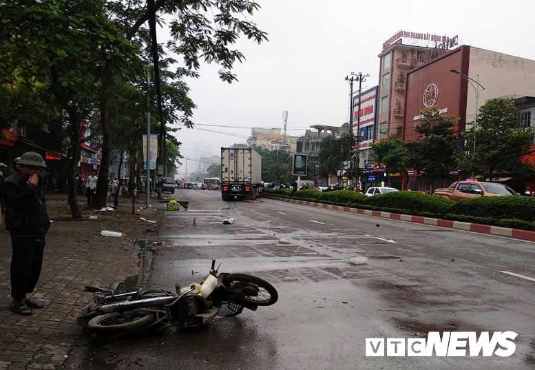 Xe container lao qua dải phân cách đâm điên loạn trên đường phố Vinh, 2 người thương vong-1