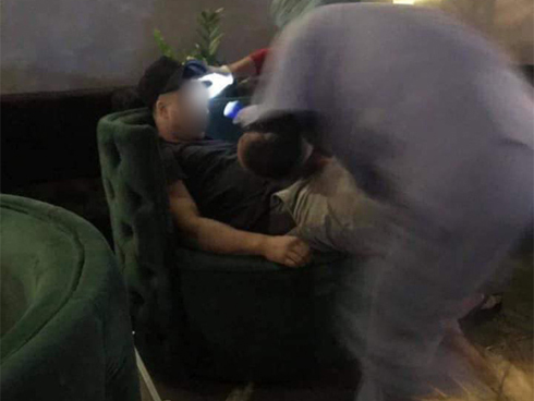 VIDEO: Giải cứu bé gái 15 tuổi bị lừa bán vào quán cà phê kích dục-2