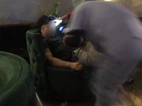Hà Nội: Công an niêm phong quán cà phê nghi có người nước ngoài tử vong sau khi hút bóng cười để điều tra