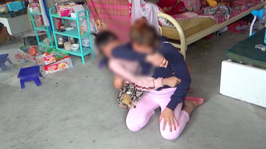 VIDEO: Giải cứu bé gái 15 tuổi bị lừa bán vào quán cà phê kích dục-1