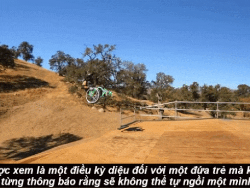 Sập mái nhà khi vừa đi qua, người đi đường thoát chết trong gang tấc-1