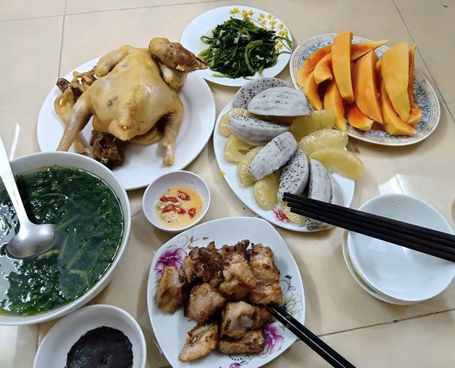 Mâm cơm đầy đặn nhưng vẫn bị chê thậm tệ, cô nàng kể khổ với dân mạng thì nhận được câu hỏi ngược thế này-1