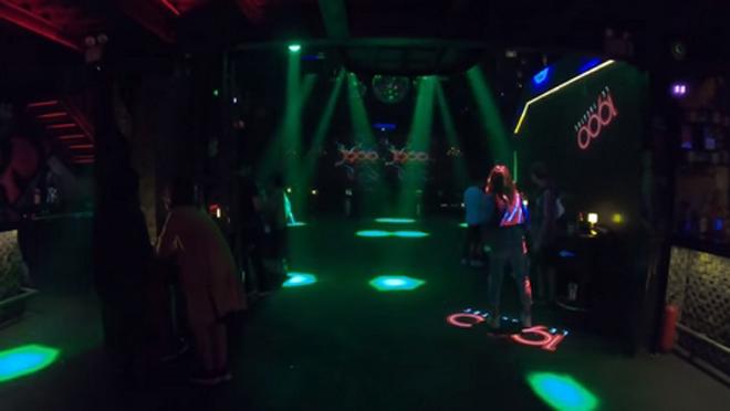 Những cuộc bay đêm của cậu ấm, cô chiêu trong quán bar-1