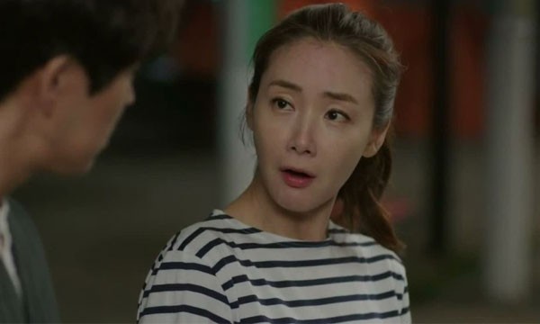 Vợ kì công để bắt quả tang chồng ngoại tình, nhưng chẳng thèm đánh ghen mà làm một màn bung lụa khiến anh ả hóa đá-1