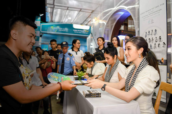 3 nàng hậu tặng sách tại Lễ hội cà phê Buôn Ma Thuột-1