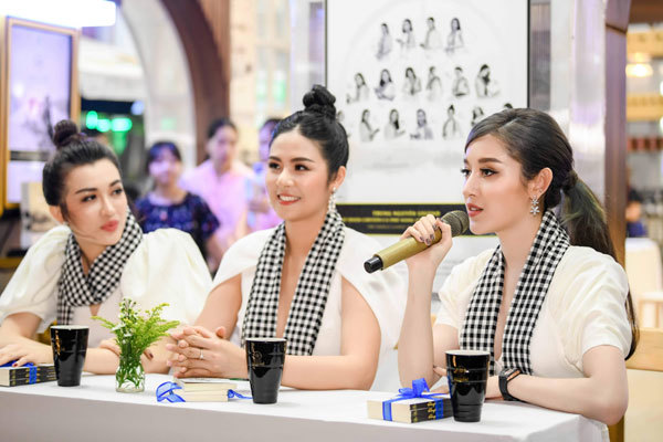 3 nàng hậu tặng sách tại Lễ hội cà phê Buôn Ma Thuột-2