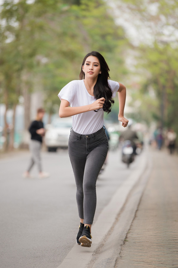 Dù đầm váy đắt đỏ hay áo phông bình dân, đã là hoa hậu thì Tiểu Vy cứ đẹp bất chấp!-1