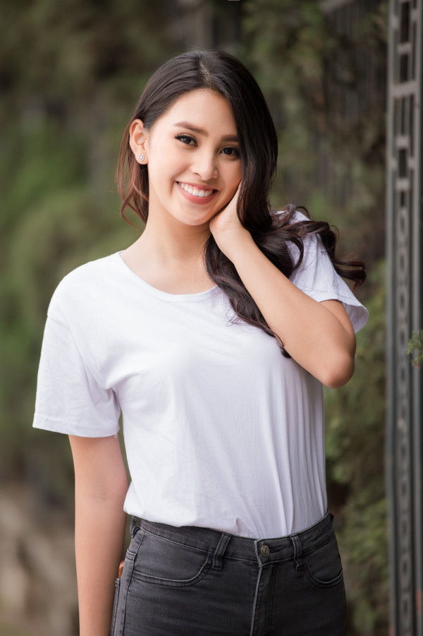 Dù đầm váy đắt đỏ hay áo phông bình dân, đã là hoa hậu thì Tiểu Vy cứ đẹp bất chấp!-5