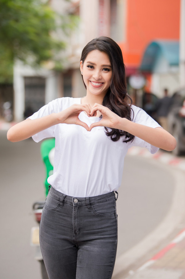 Dù đầm váy đắt đỏ hay áo phông bình dân, đã là hoa hậu thì Tiểu Vy cứ đẹp bất chấp!-6