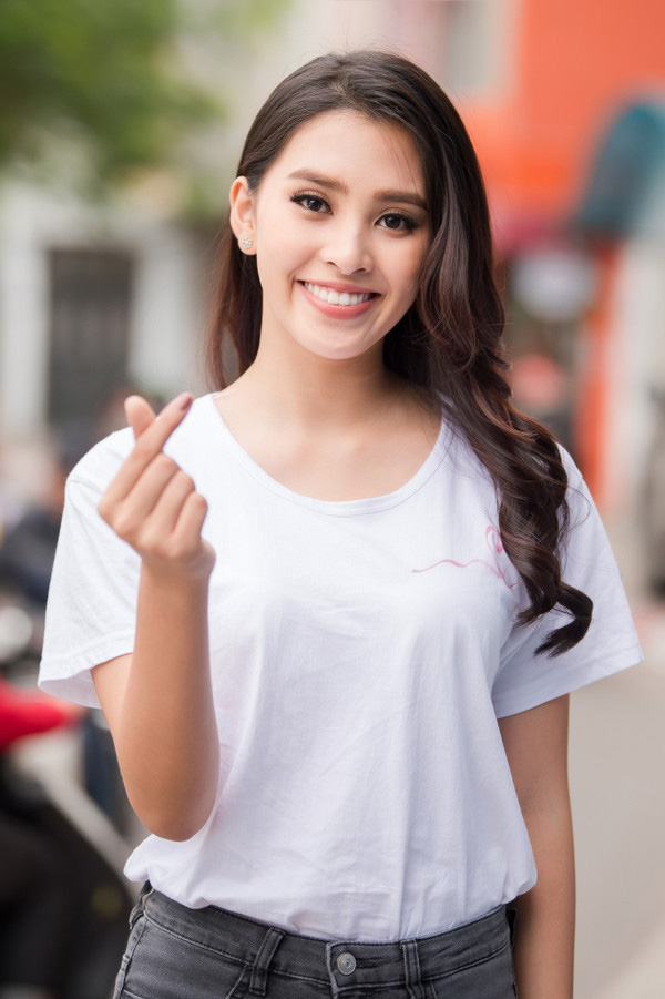 Dù đầm váy đắt đỏ hay áo phông bình dân, đã là hoa hậu thì Tiểu Vy cứ đẹp bất chấp!-7