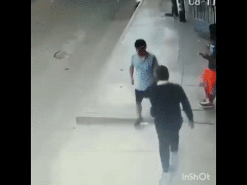 Cướp giật điện thoại, nhảy lên ô tô tẩu thoát như phim