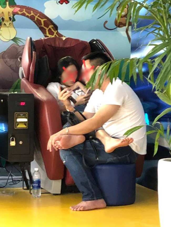 Nóng mắt với cặp đôi ngả ngớn có hành vi xấu xí ở khu vui chơi trẻ em, còn giành ghế massage của người khác-1