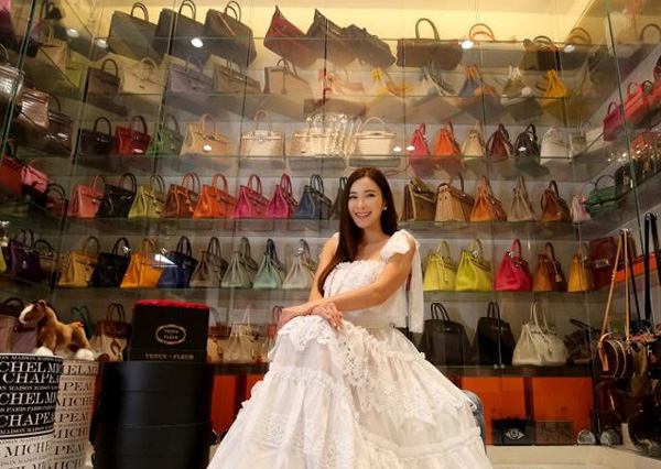 Chia tay chồng đại gia 8 năm, cựu tiếp viên nóng bỏng tuyên bố: Tôi tiêu tiền không cần nghĩ-1