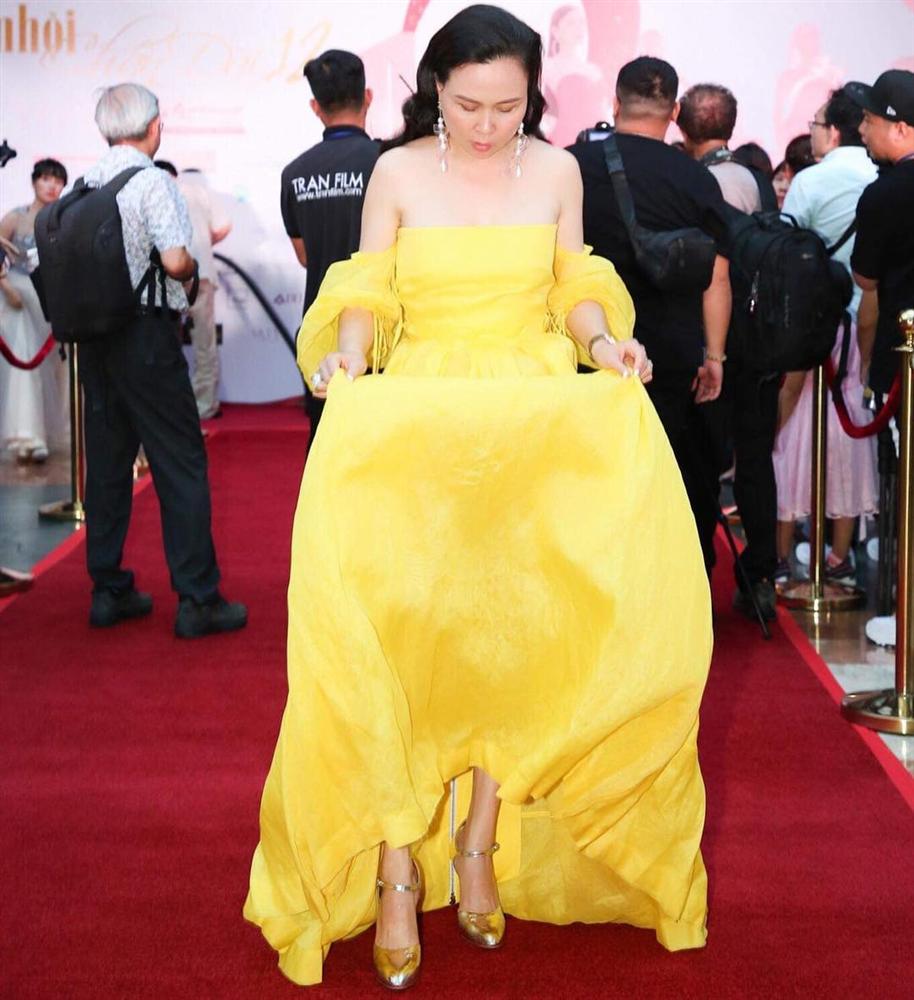 KHÔNG THỂ TIN NỔI: Phượng Chanel diện đầm dạ hội 100 triệu mà bèo nhèo chẳng khác nào váy second hand-5