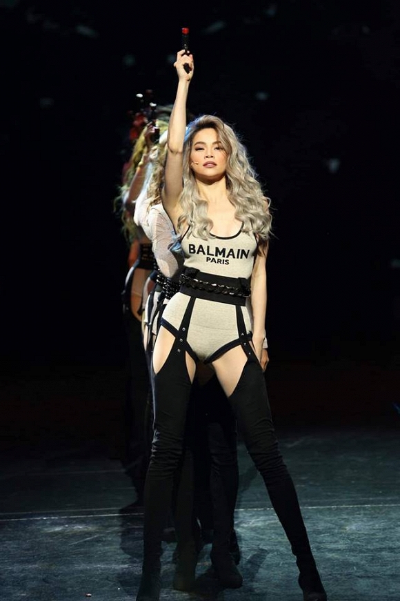 Bị nghi lộ hàng khi xuất hiện dấu vết lạ lúc biểu diễn, Hà Hồ giải thích lý do khiến fan thở phào-2