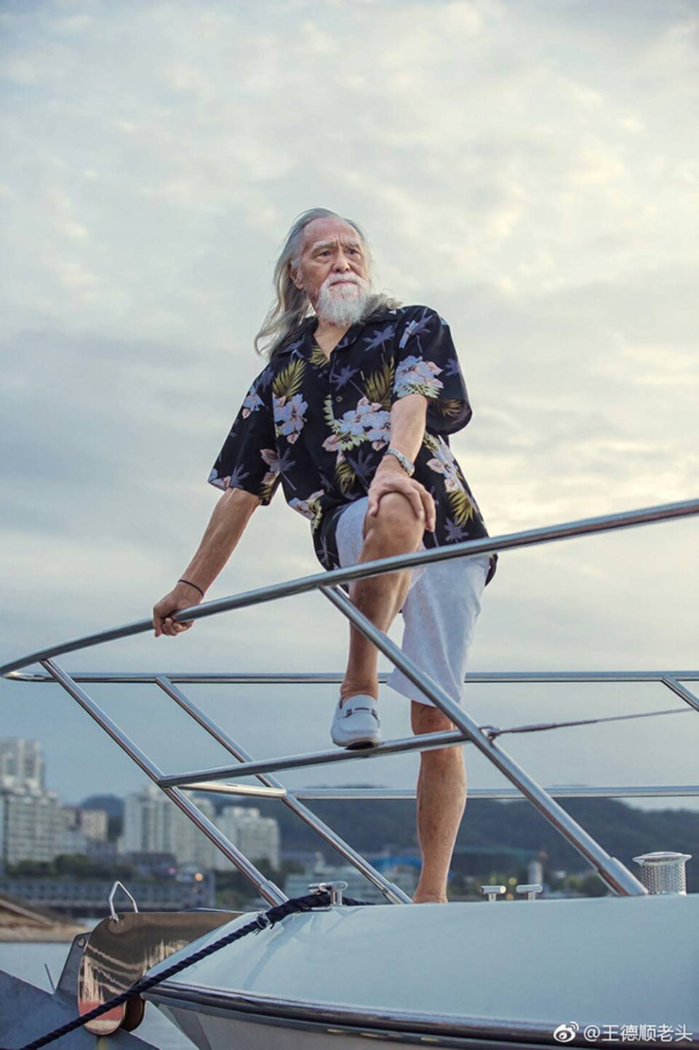 Nam thần tuổi 83: Tự lái xe, đóng cảnh hành động, làm người mẫu-6