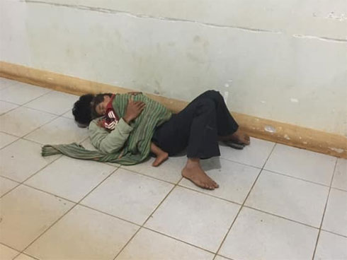 Giữa đêm Sài Gòn, gia đình 3 thành viên ôm nhau ngủ vùi dưới ánh đèn đường leo lét gây xúc động mạnh-2