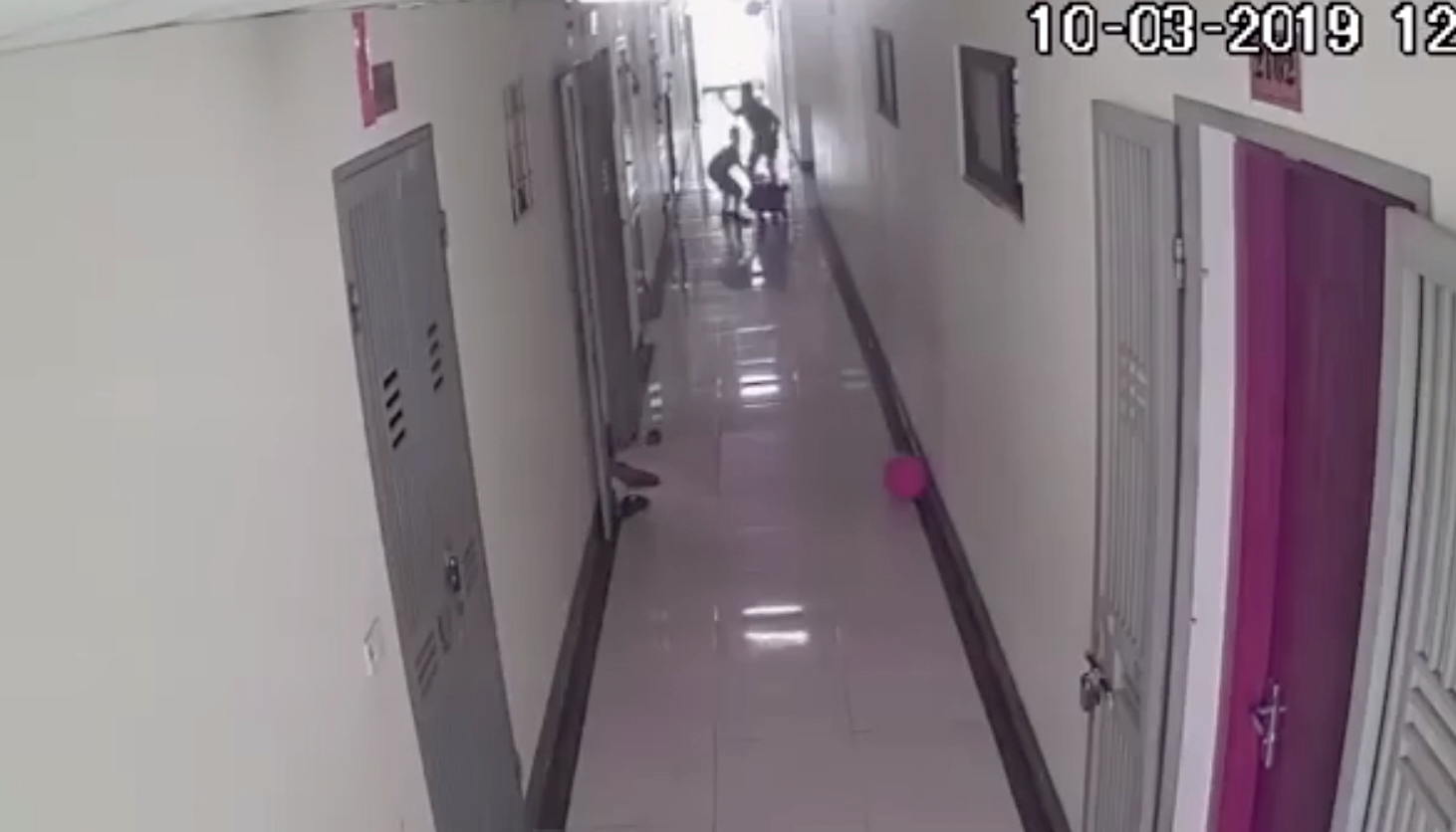 Clip: Chơi xe lắc trong hành lang chung cư vào giữa trưa, 2 bé trai bị người hàng xóm tầng dưới tung cú tát trời giáng-1