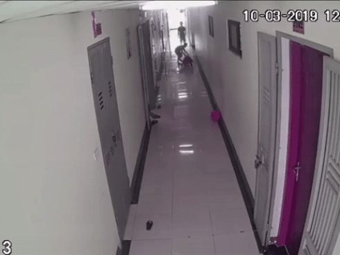 Clip: Chơi xe lắc trong hành lang chung cư vào giữa trưa, 2 bé trai bị người hàng xóm tầng dưới tung