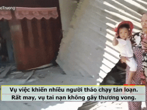 Xe tải mất lái chui tọt vào nhà, dân chạy tán loạn