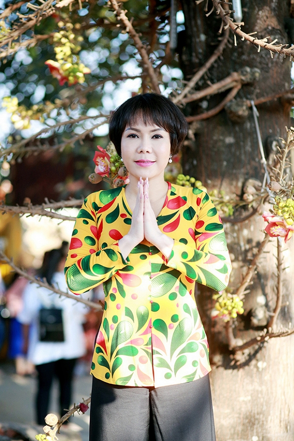 Việt Hương lạ lẫm trong mái tóc ngắn đi hành hương đầu năm-1
