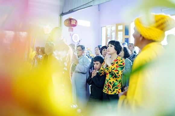 Việt Hương lạ lẫm trong mái tóc ngắn đi hành hương đầu năm-3