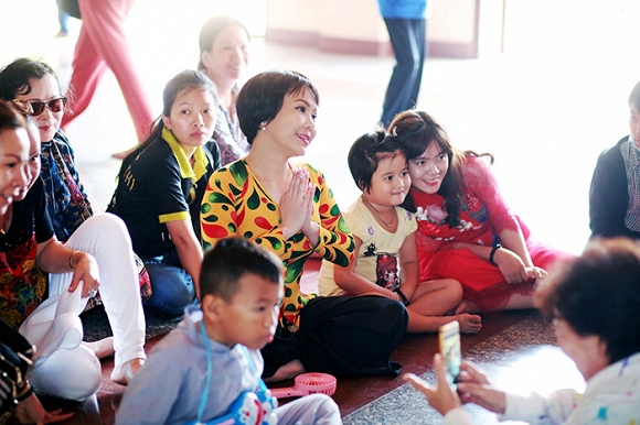 Việt Hương lạ lẫm trong mái tóc ngắn đi hành hương đầu năm-5