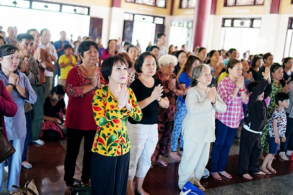 Việt Hương lạ lẫm trong mái tóc ngắn đi hành hương đầu năm-8