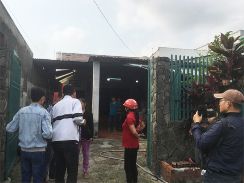 Nghịch tử chém chết cả nhà luôn trong tình trạng kích động, la hét sau nhiều giờ bị bắt giữ-5