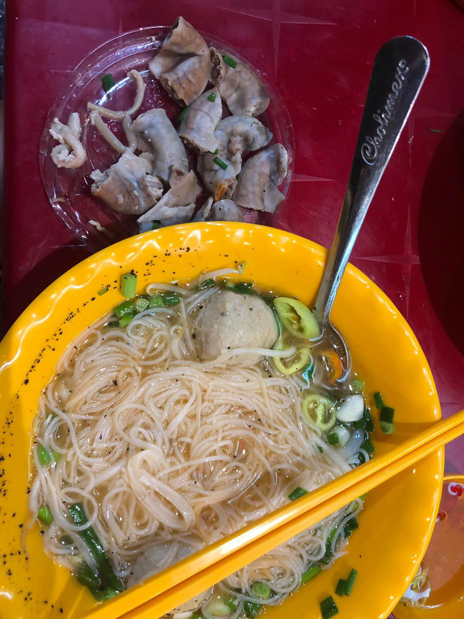 Mất 45 nghìn ăn tô hủ tiếu bò, cô gái Sài Gòn suýt ngất khi được khuyến mại thêm đĩa lòng toàn sán-3