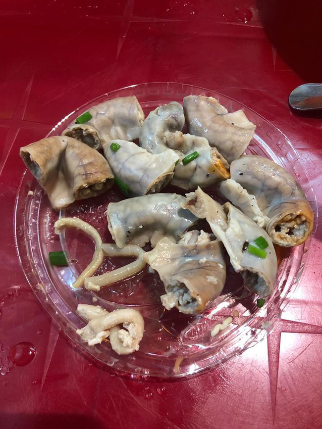 Mất 45 nghìn ăn tô hủ tiếu bò, cô gái Sài Gòn suýt ngất khi được khuyến mại thêm đĩa lòng toàn sán-2