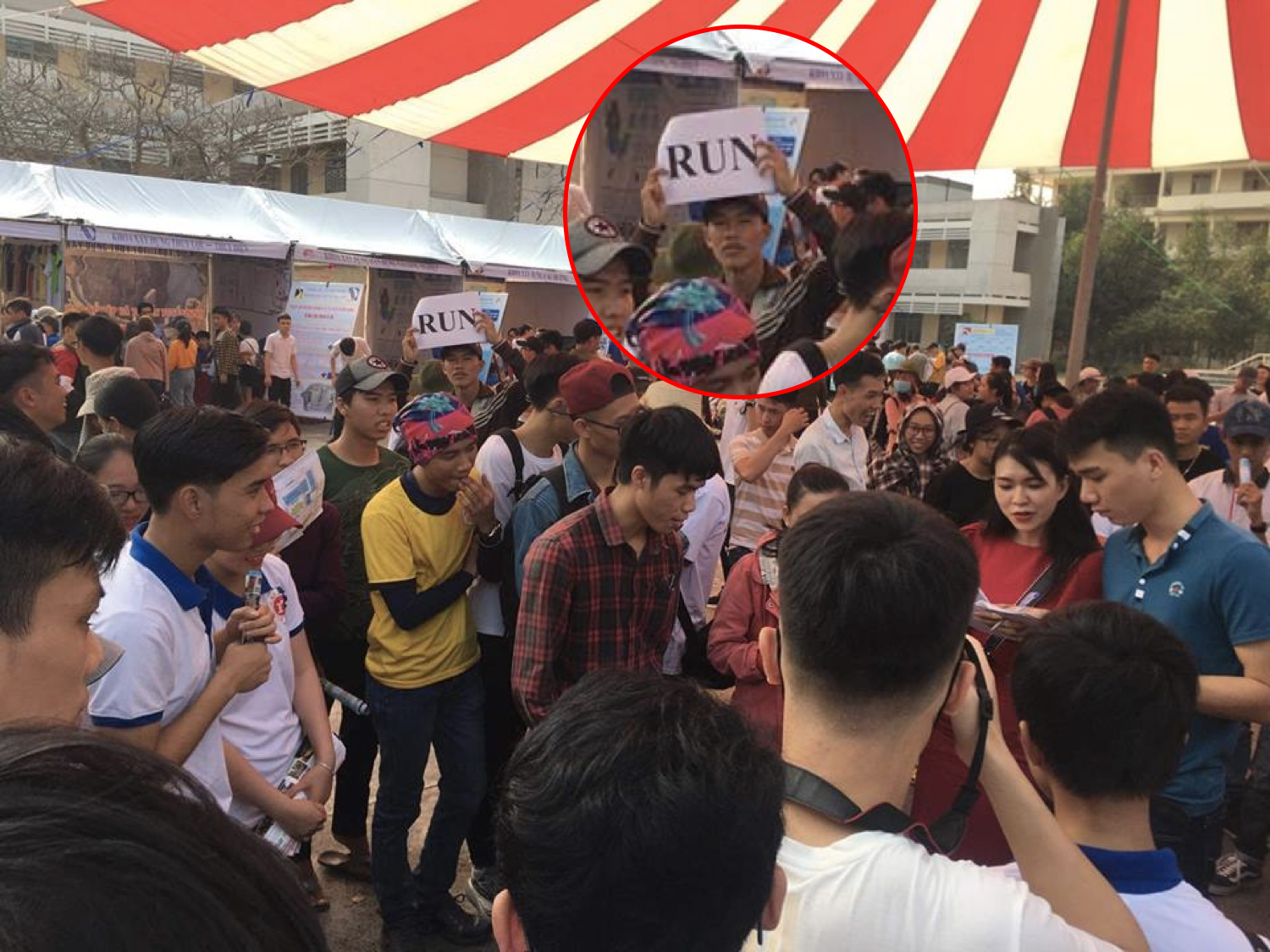 Chàng trai gây sốt vì xuất hiện khắp nơi trong ngày tuyển sinh với lời nhắn cho sinh viên tương lai: Chạy ngay đi, trước khi mọi điều dần tồi tệ hơn!-1