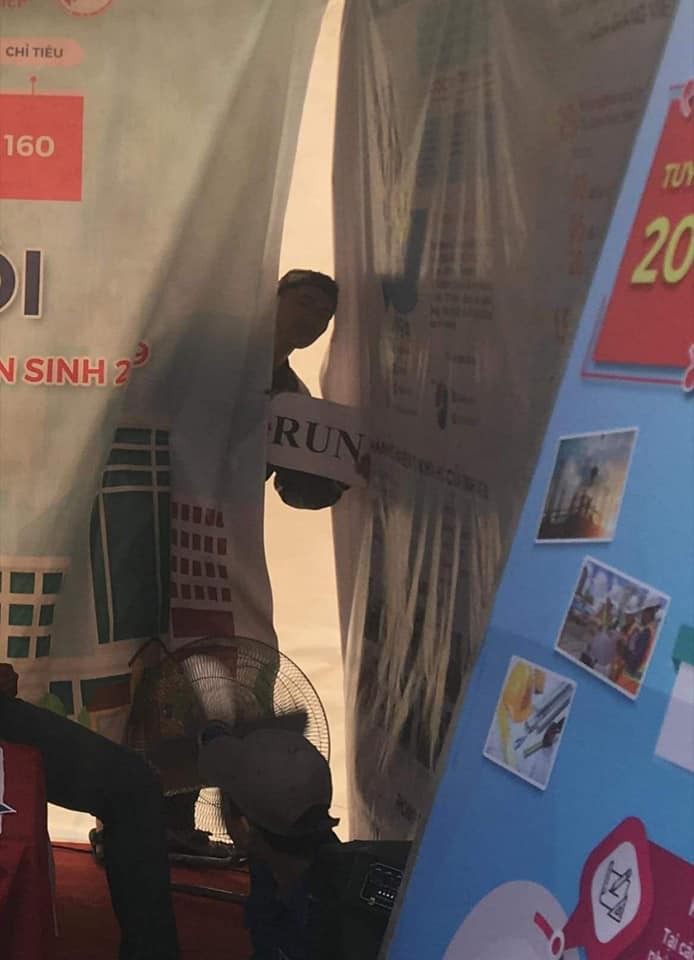 Chàng trai gây sốt vì xuất hiện khắp nơi trong ngày tuyển sinh với lời nhắn cho sinh viên tương lai: Chạy ngay đi, trước khi mọi điều dần tồi tệ hơn!-5