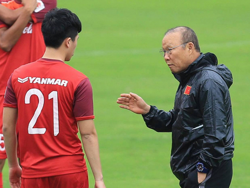 HLV Park Hang Seo tất bật trên sân tập khiến nhiều người gật gù: Người thầy có tâm nhất ở đây chứ đâu-10