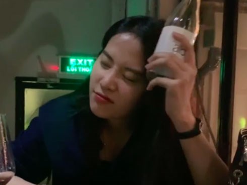 Hết chiêu mang bầu, Nam Em lại cầm chai đập lên đầu và bảo: 'Không vui thì thôi'