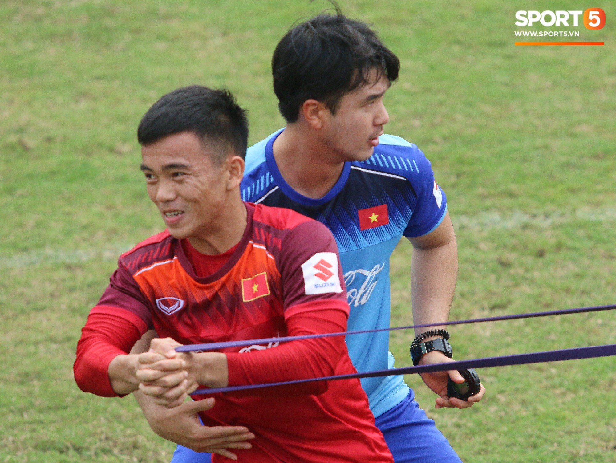 HLV Park Hang Seo tất bật trên sân tập khiến nhiều người gật gù: Người thầy có tâm nhất ở đây chứ đâu-8