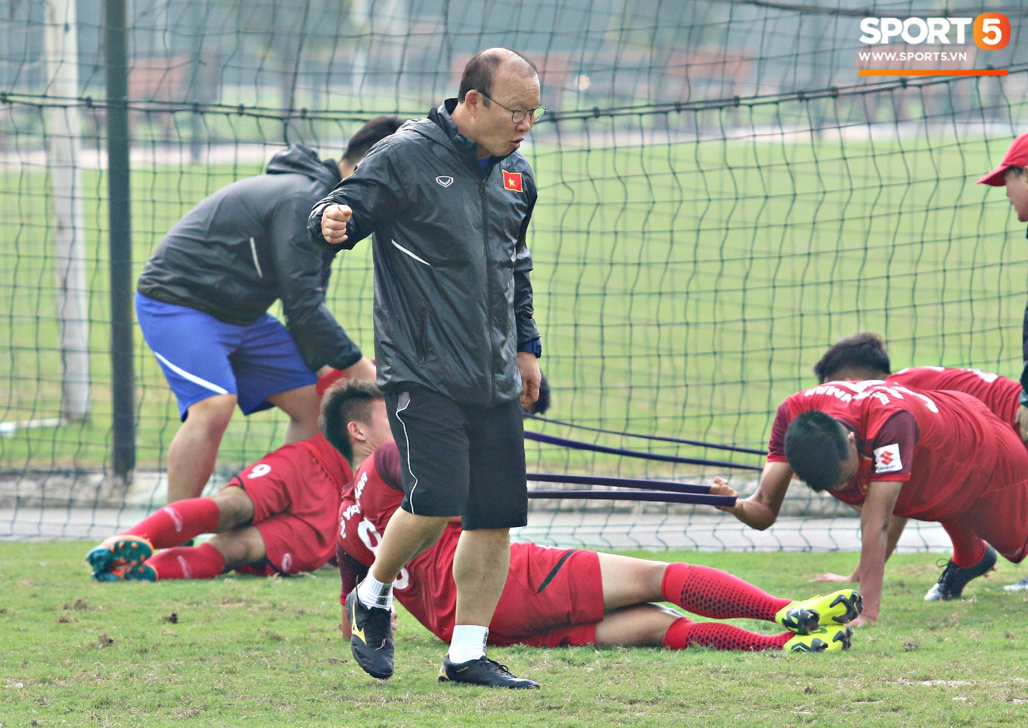 HLV Park Hang Seo tất bật trên sân tập khiến nhiều người gật gù: Người thầy có tâm nhất ở đây chứ đâu-5