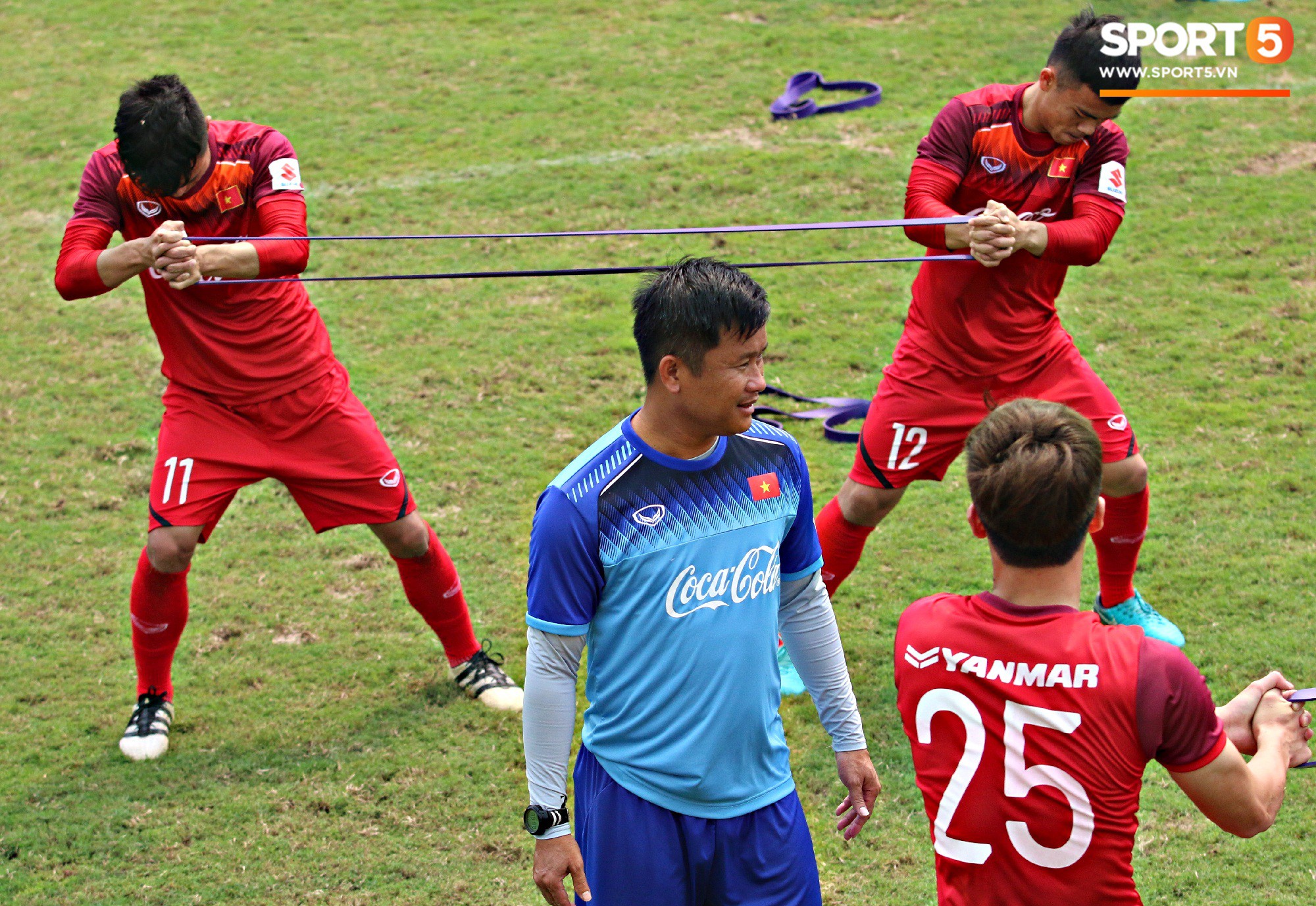 HLV Park Hang Seo tất bật trên sân tập khiến nhiều người gật gù: Người thầy có tâm nhất ở đây chứ đâu-7